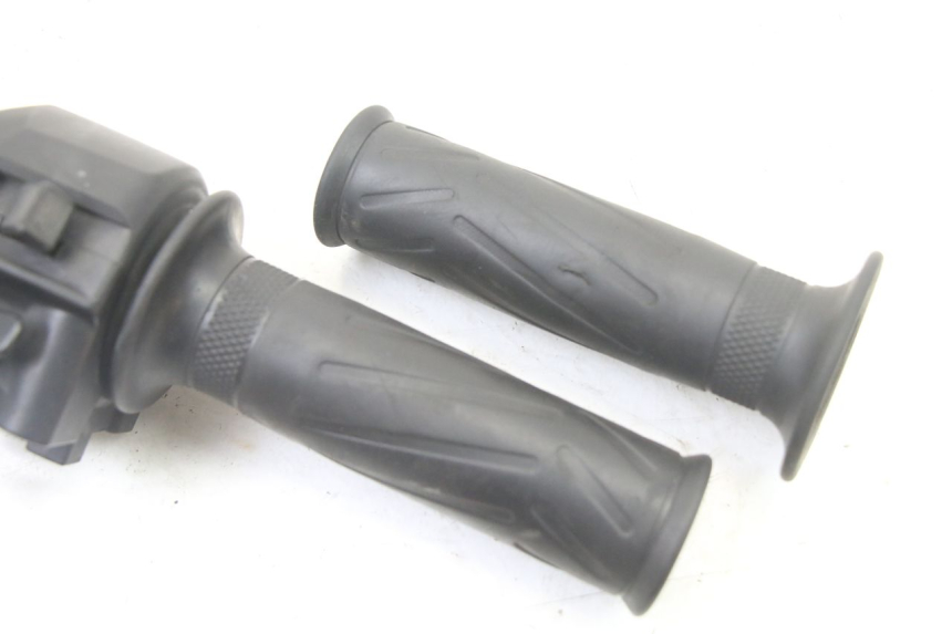 photo de RIGHT HANDLEBAR SWITCH YAMAHA X-MAX XMAX 125 (2010 - 2013) - Zoom on usage condition