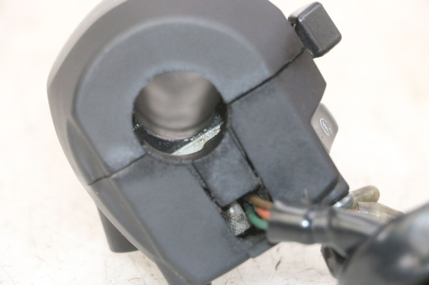 photo de RIGHT HANDLEBAR SWITCH YAMAHA X-MAX XMAX 125 (2010 - 2013) - Zoom on usage condition
