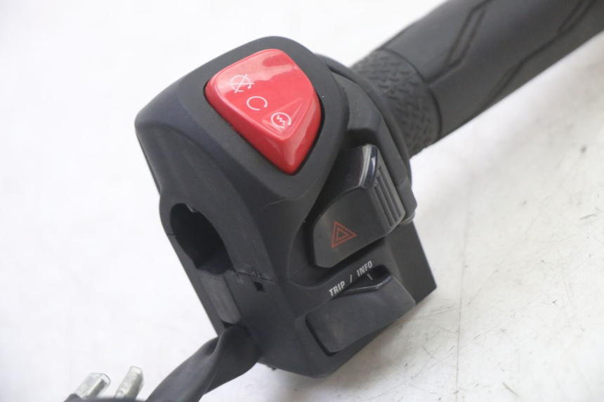 photo de RIGHT SWITCH YAMAHA XMAX X-MAX 125 (2021 - 2025) - Zoom on usage condition
