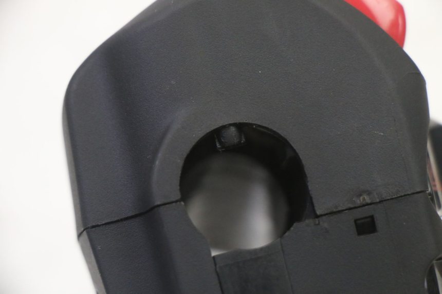 photo de RIGHT SWITCH YAMAHA XMAX X-MAX 125 (2021 - 2025) - Fixing points details