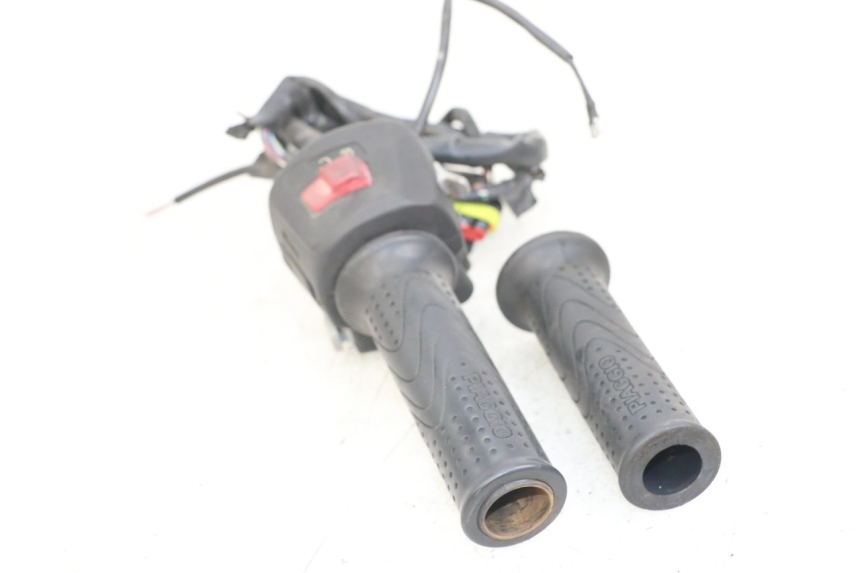 photo de RIGHT HANDLEBAR SWITCH PIAGGIO X10 125 (2012 - 2017) - Fixing points details