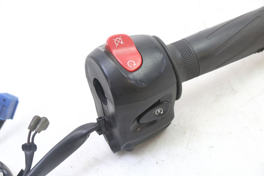 photo de RIGHT SWITCH YAMAHA XJ6 ABS 600 (2008 - 2016) - Zoom on usage condition