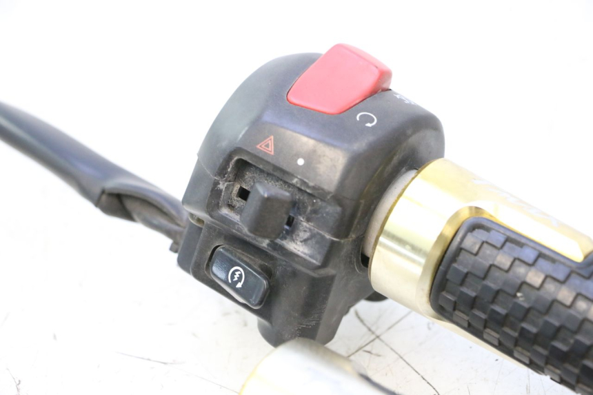 photo de RIGHT SWITCH YAMAHA XP T-MAX ABS 500 (2005 - 2005) - Zoom on usage condition