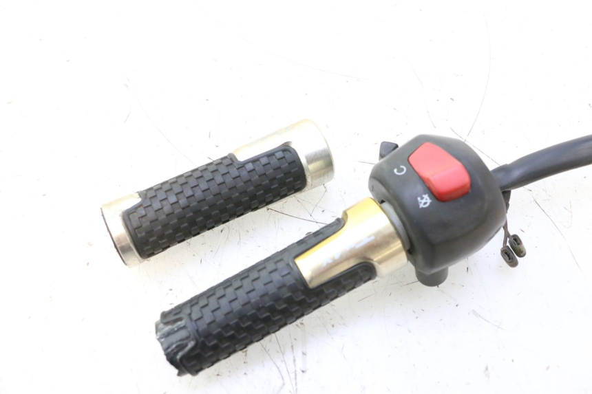photo de RIGHT SWITCH YAMAHA XP T-MAX ABS 500 (2005 - 2005) - Technical close-up