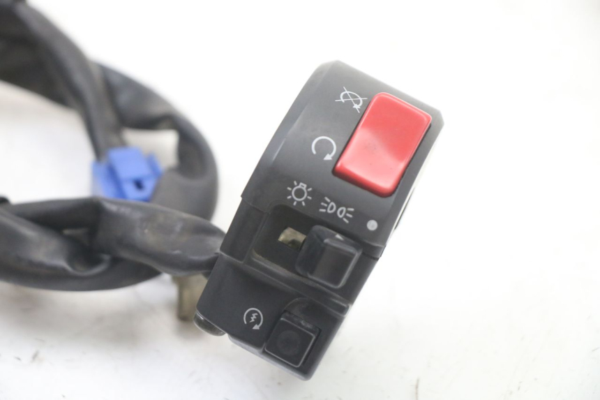 photo de RIGHT HANDLEBAR SWITCH YAMAHA FZS FAZER 600 (2001 - 2003) - Component detail