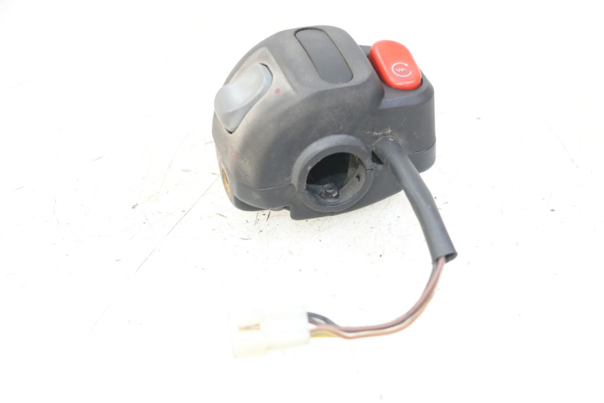photo de RIGHT HANDLEBAR SWITCH YAMAHA YP MAJESTY 125 (2007 - 2010) - Zoom on usage condition