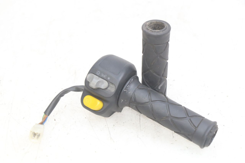 photo de RIGHT HANDLEBAR SWITCH YAMAHA YP MAJESTY 125 (1998 - 2001) - Main view