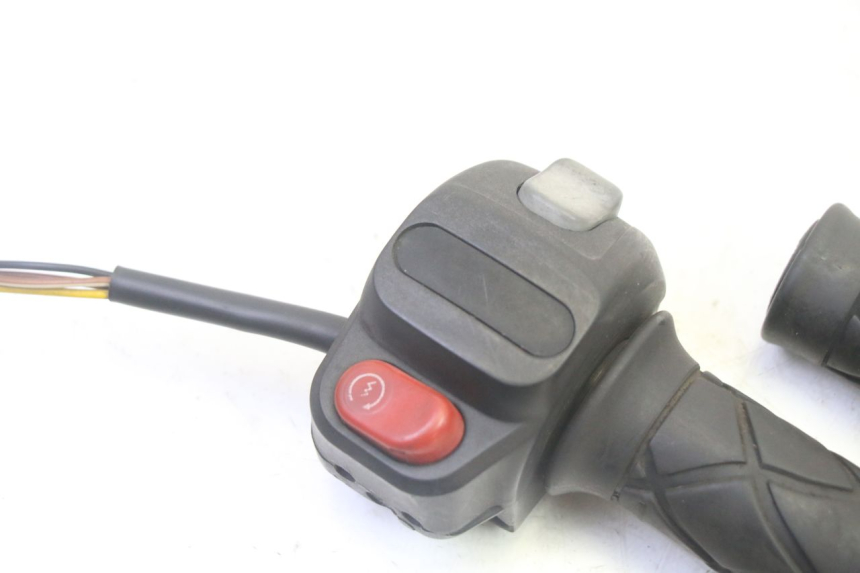 photo de RIGHT HANDLEBAR SWITCH YAMAHA YP MAJESTY 125 (2007 - 2010) - Component detail