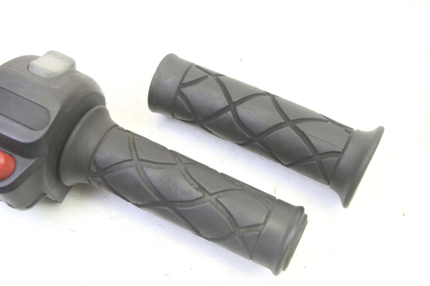 photo de RIGHT HANDLEBAR SWITCH YAMAHA YP MAJESTY 125 (2007 - 2010) - Zoom on usage condition