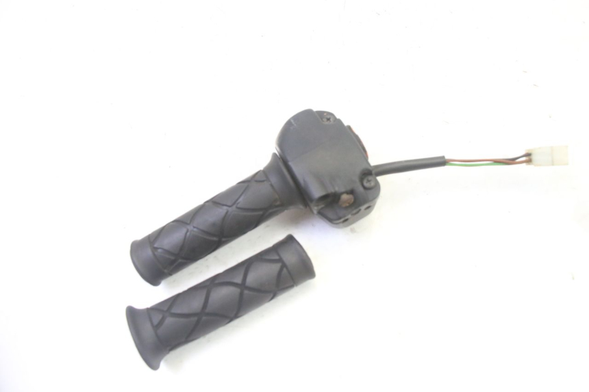 photo de RIGHT HANDLEBAR SWITCH YAMAHA YP MAJESTY 125 (2007 - 2010) - Technical close-up