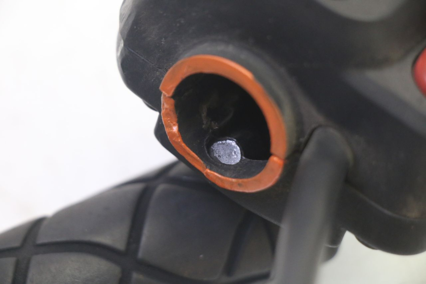 photo de RIGHT HANDLEBAR SWITCH YAMAHA YP MAJESTY 125 (2007 - 2010) - Fixing points details