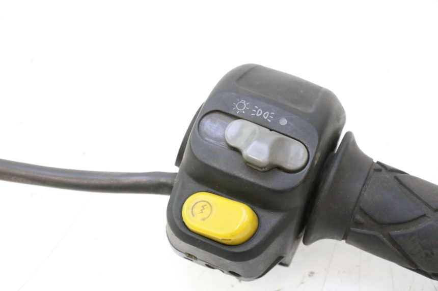 photo de RIGHT HANDLEBAR SWITCH YAMAHA YP MAJESTY 125 (1998 - 2001) - Component detail