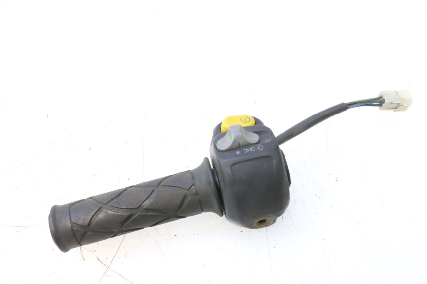 photo de RIGHT HANDLEBAR SWITCH YAMAHA YP MAJESTY 125 (1998 - 2001) - Zoom on usage condition