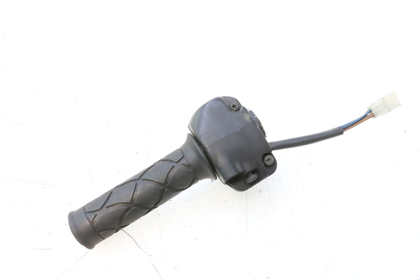 photo de RIGHT HANDLEBAR SWITCH YAMAHA YP MAJESTY 125 (1998 - 2001) - Alternative perspective