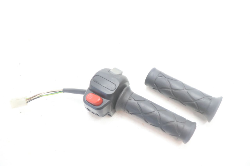 photo de RIGHT HANDLEBAR SWITCH YAMAHA YP MAJESTY 125 (2007 - 2010) - Main view