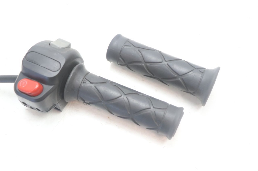 photo de RIGHT HANDLEBAR SWITCH YAMAHA YP MAJESTY 125 (2007 - 2010) - Component detail