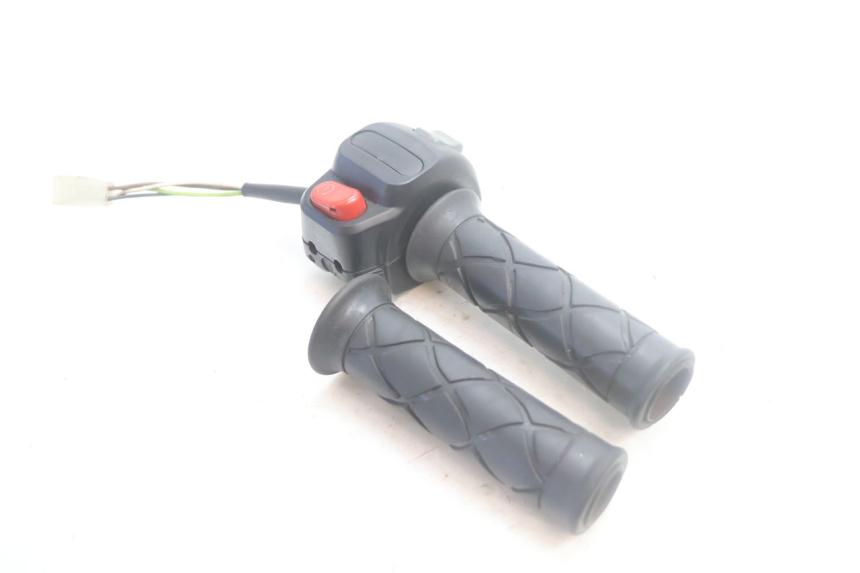 photo de RIGHT HANDLEBAR SWITCH YAMAHA YP MAJESTY 125 (2007 - 2010) - Alternative perspective