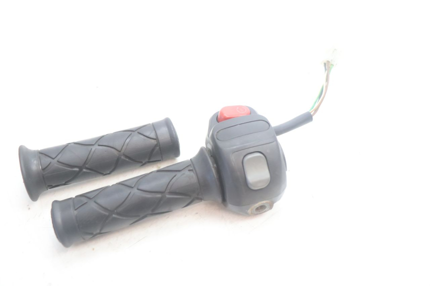 photo de RIGHT HANDLEBAR SWITCH YAMAHA YP MAJESTY 125 (2007 - 2010) - Technical close-up