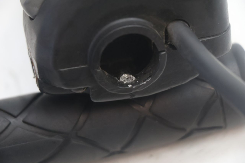 photo de RIGHT HANDLEBAR SWITCH YAMAHA YP MAJESTY 125 (2007 - 2010) - Surface and material condition