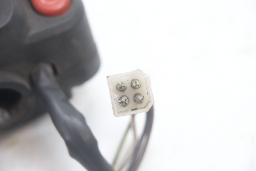 photo de RIGHT HANDLEBAR SWITCH YAMAHA YP MAJESTY 125 (2002 - 2006) - Fixing points details