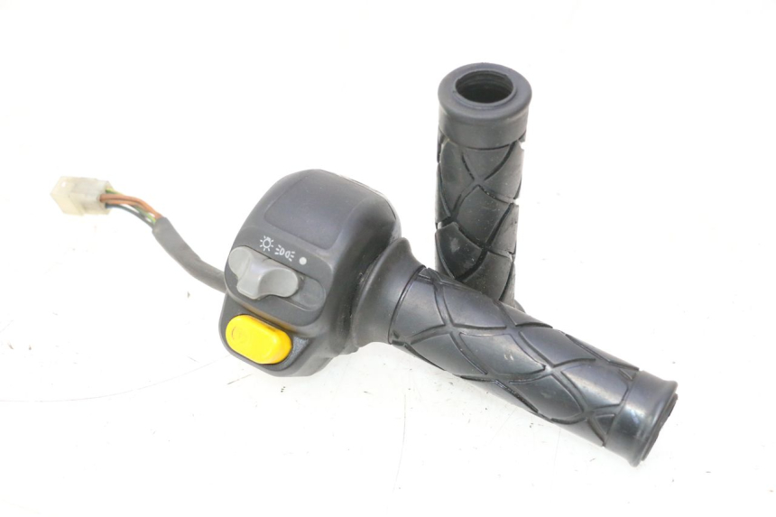 photo de RIGHT HANDLEBAR SWITCH YAMAHA YP MAJESTY 125 (1998 - 2001) - Main view