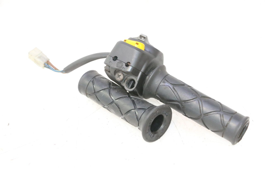 photo de RIGHT HANDLEBAR SWITCH YAMAHA YP MAJESTY 125 (1998 - 2001) - Zoom on usage condition