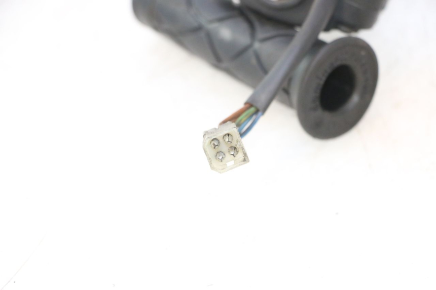 photo de RIGHT HANDLEBAR SWITCH YAMAHA YP MAJESTY 125 (1998 - 2001) - Alternative perspective