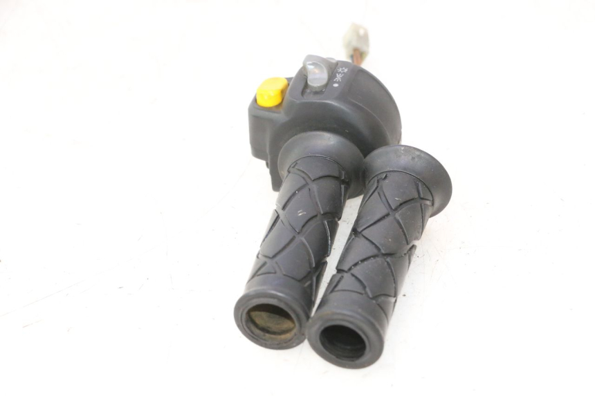 photo de RIGHT HANDLEBAR SWITCH YAMAHA YP MAJESTY 125 (1998 - 2001) - Fixing points details