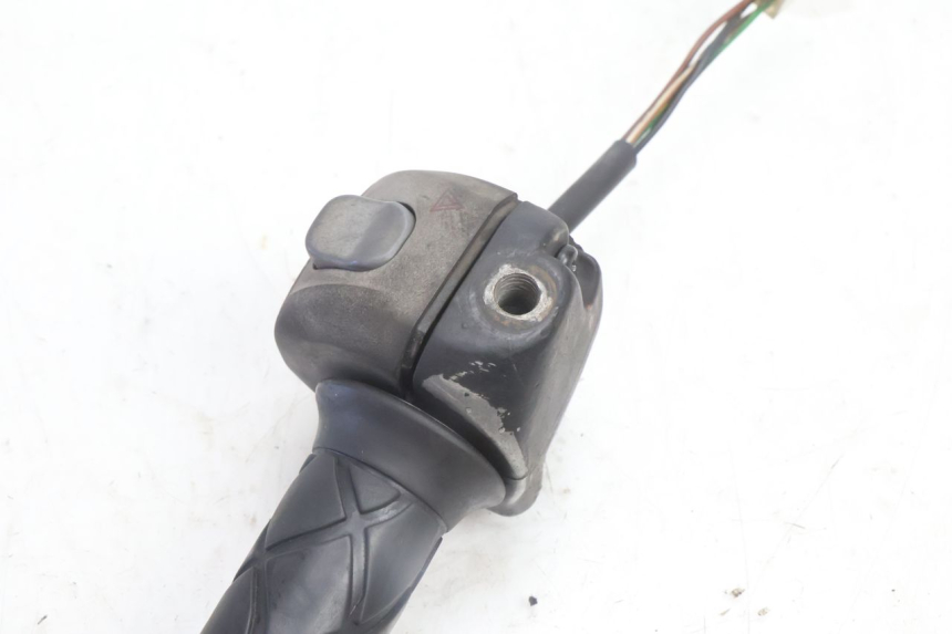 photo de RIGHT HANDLEBAR SWITCH YAMAHA YP MAJESTY 125 (2007 - 2010) - Zoom on usage condition