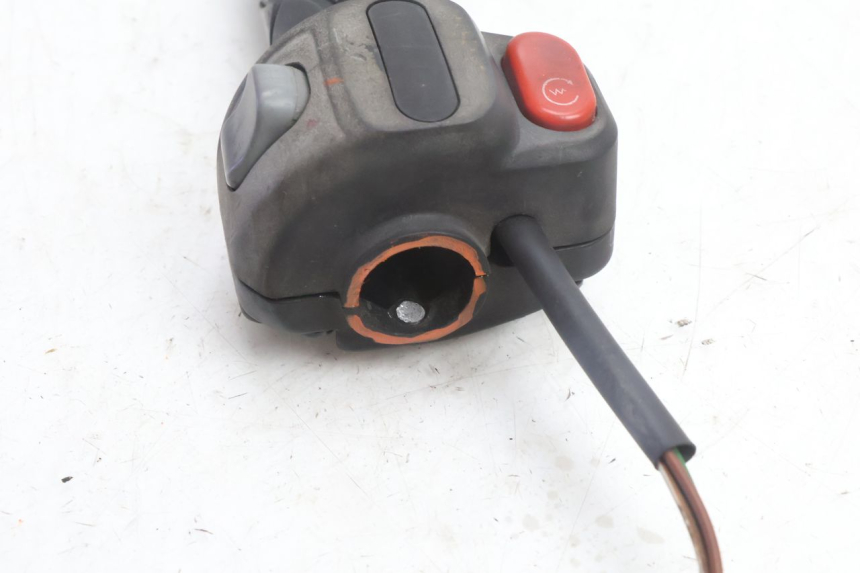photo de RIGHT HANDLEBAR SWITCH YAMAHA YP MAJESTY 125 (2007 - 2010) - Alternative perspective