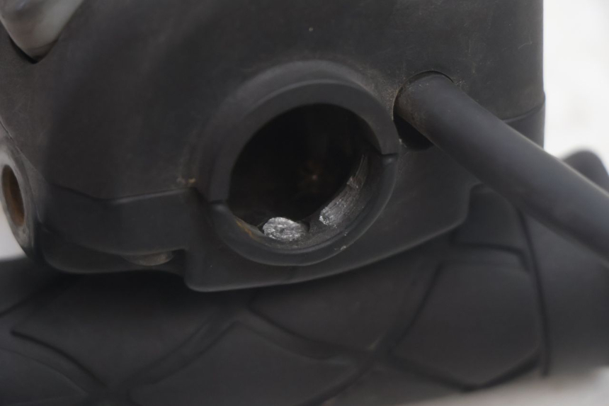 photo de RIGHT HANDLEBAR SWITCH YAMAHA YP MAJESTY 125 (2002 - 2006) - Fixing points details