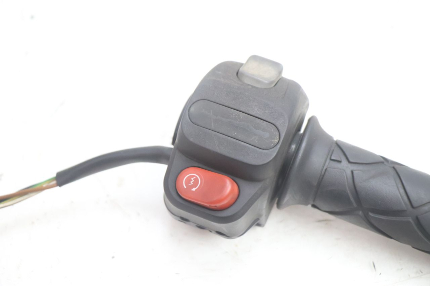 photo de RIGHT HANDLEBAR SWITCH YAMAHA YP MAJESTY 125 (2002 - 2006) - Component detail