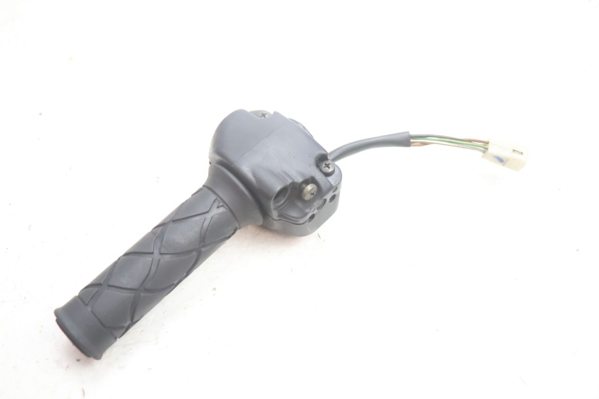 photo de RIGHT HANDLEBAR SWITCH YAMAHA YP MAJESTY 125 (2002 - 2006) - Fixing points details