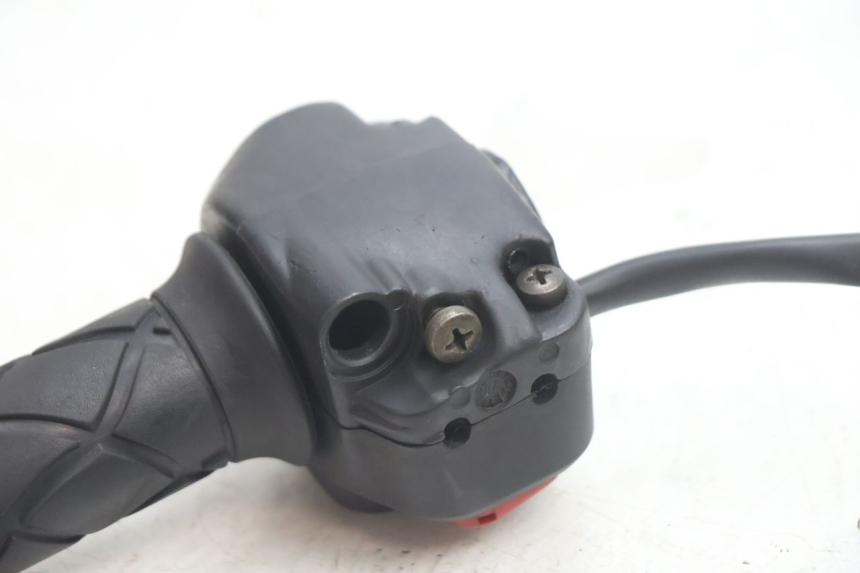 photo de RIGHT HANDLEBAR SWITCH YAMAHA YP MAJESTY 125 (2002 - 2006) - Surface and material condition