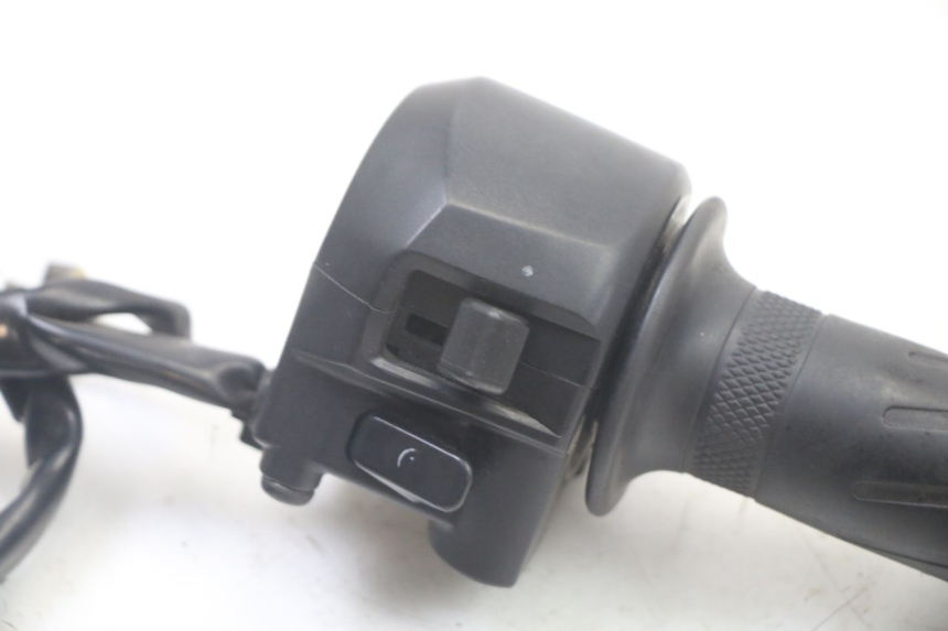 photo de RIGHT SWITCH YAMAHA YP X-MAX XMAX 400 (2014 - 2017) - Zoom on usage condition