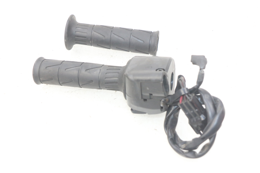 photo de RIGHT HANDLEBAR SWITCH KAWASAKI Z S 750 (2003 - 2006) - Alternative perspective