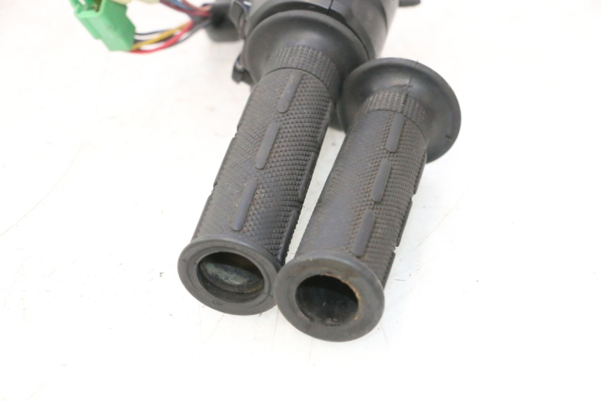 photo de RIGHT SWITCH KAWASAKI ZX-6R ZX6R 600 (1995 - 1997) - Fixing points details