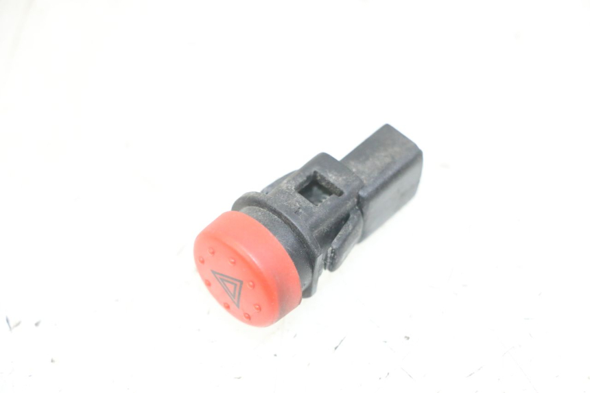 photo de HAZARD SWITCH PIAGGIO MP3 LT 300 (2010 - 2016) - Zoom on usage condition