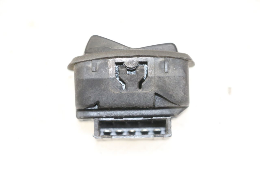 photo de HAZARD SWITCH PEUGEOT BELVILLE 125 (2017 - 2021) - Zoom on usage condition