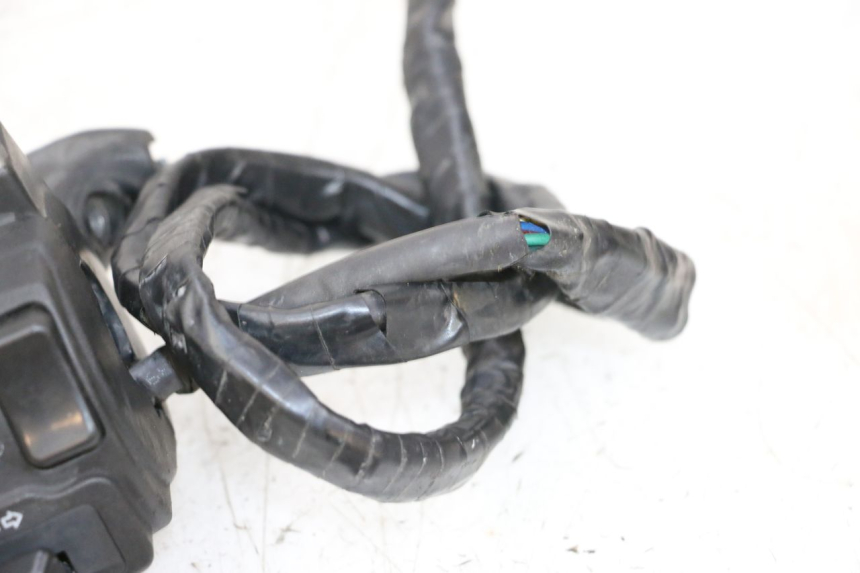 photo de LEFT SWITCH MBK BOOSTER SPIRIT NAKED 50 (2004 - 2017) - Additional view of the item