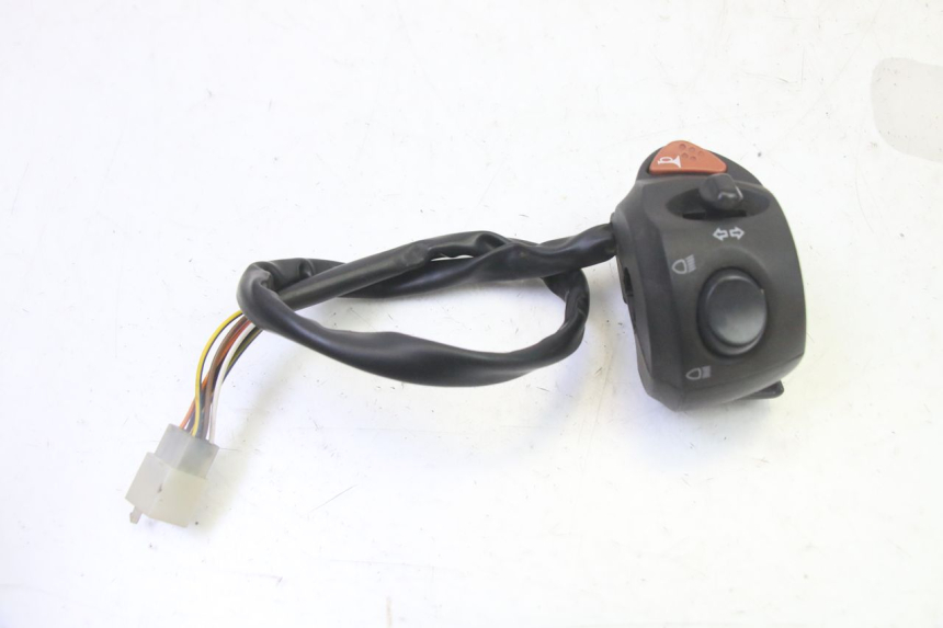 photo de LEFT HANDLEBAR SWITCH PEUGEOT CITYSTAR 50 (2013 - 2017) - Zoom on usage condition