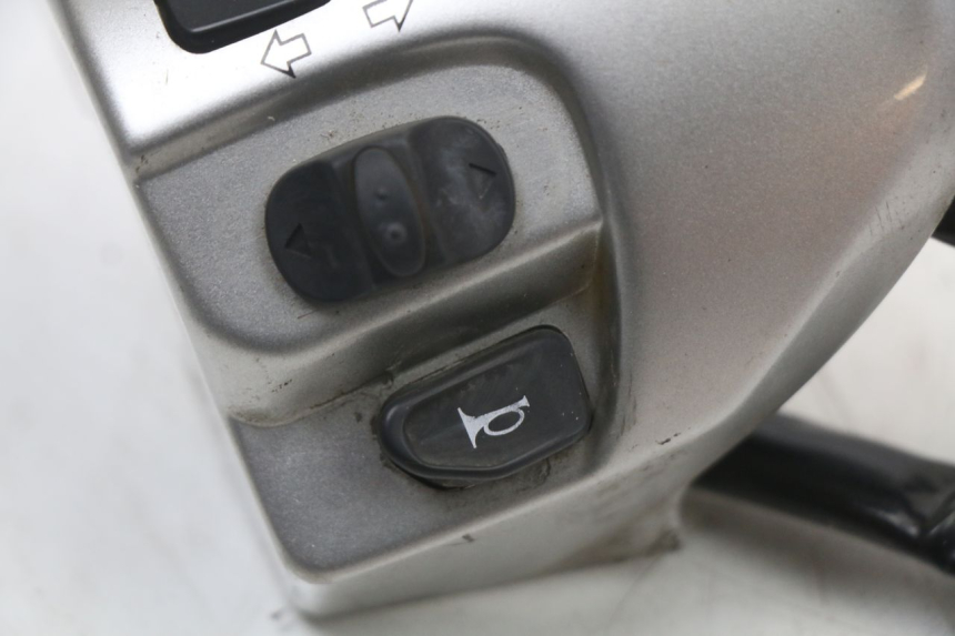 photo de LEFT HANDLEBAR SWITCH YAMAHA CYGNUS X 125 (2004 - 2007) - Zoom on usage condition
