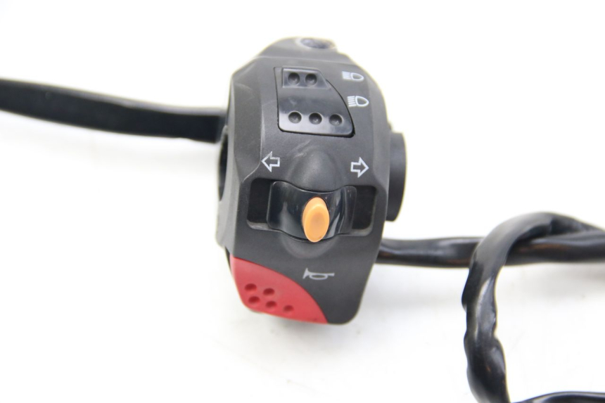 photo de LEFT HANDLEBAR SWITCH PEUGEOT E-VIVACITY 1 (2012 - 2018) - Zoom on usage condition