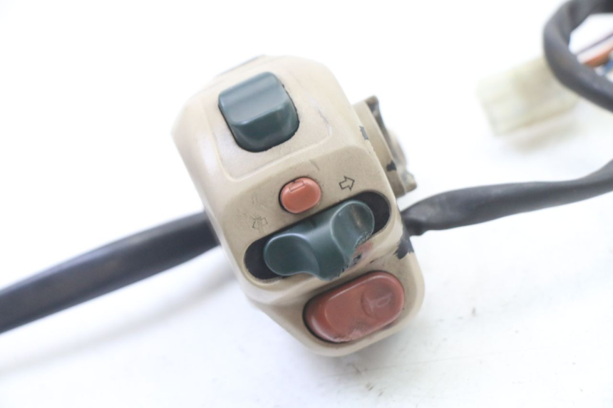 photo de LEFT HANDLEBAR SWITCH PEUGEOT ELYSEO 125 (1999 - 2004) - Zoom on usage condition
