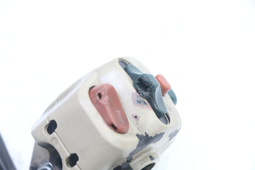 photo de LEFT HANDLEBAR SWITCH PEUGEOT ELYSEO 125 (1999 - 2004) - Fixing points details