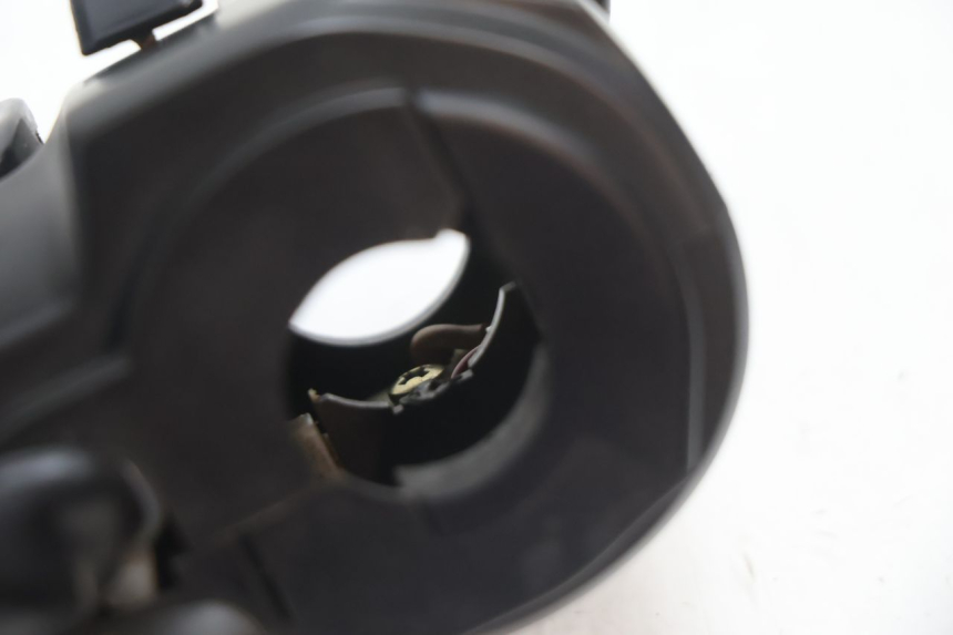 photo de LEFT SWITCH KAWASAKI ER-6 ER6 N 650 (2005 - 2009) - Fixing points details