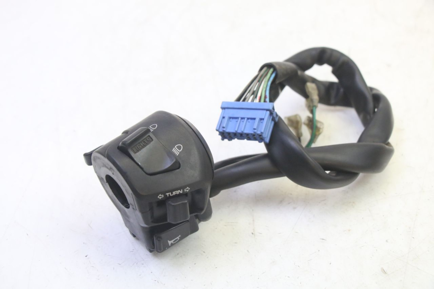 photo de LEFT HANDLEBAR SWITCH HONDA FES S-WING SWING ABS 125 (2007 - 2015) - Zoom on usage condition