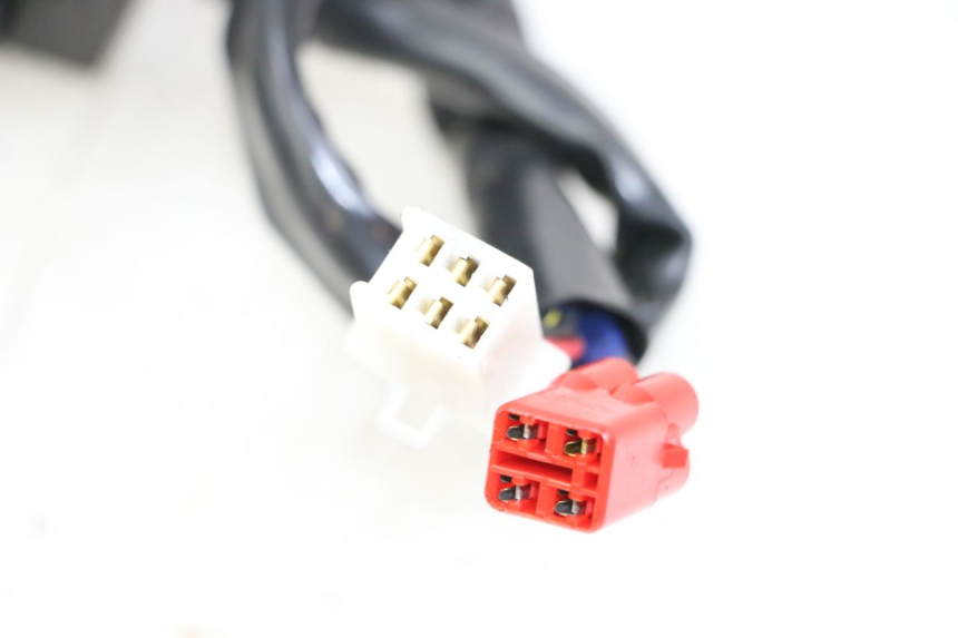 photo de LEFT SWITCH HUSQVARNA SVARTPILEN 401 (2018 - 2023) - Zoom on usage condition