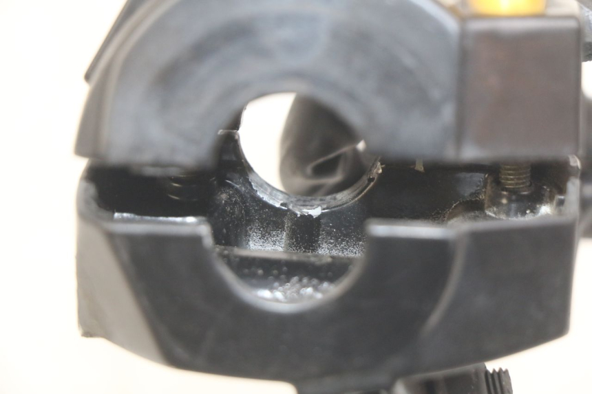 photo de LEFT HANDLEBAR SWITCH PEUGEOT KISBEE 2T 50 (2010 - 2017) - Zoom on usage condition