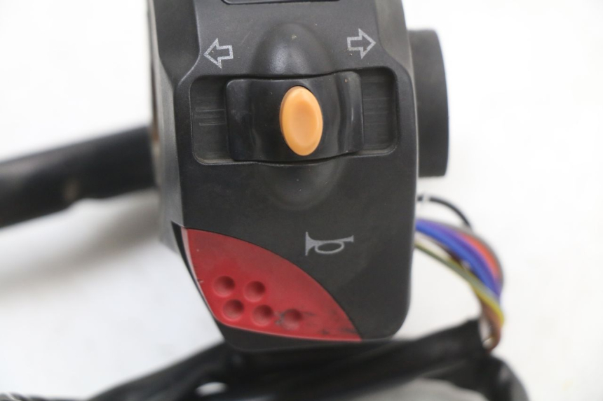 photo de LEFT HANDLEBAR SWITCH PEUGEOT LUDIX 50 (2005 - 2007) - Zoom on usage condition